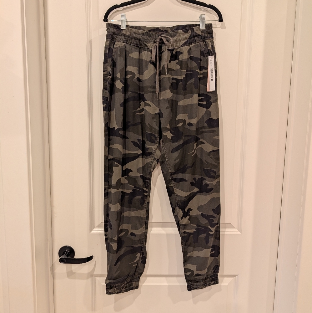 NWT by Aqua Dark Camo Patterned Pants Size L